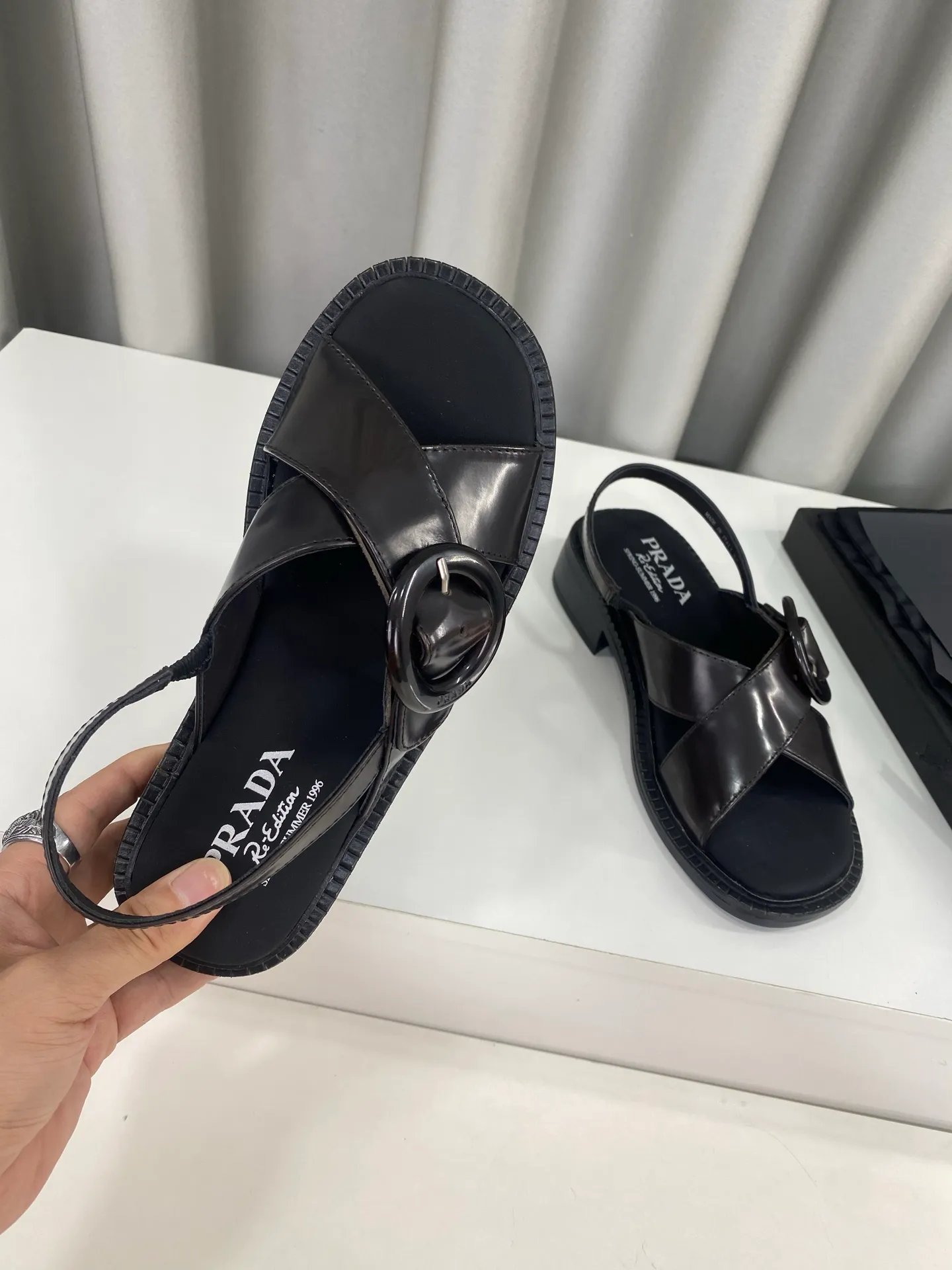💕💕Factory direct selling price p500💕💕 Prada 25ss spring and summer new style cross thick heel sandals ☑️ Many Internet celebrity fashion bloggers are planting grass. Summer must-have sandals. Retro fashionable and avant-garde soles with uppers make the whole pair of shoes light and comfortable. Satisfy the various choices of fashionable people of different styles. The upper feet are very comfortable. The iconic metal triangle logo matches the shape of ancient beach sandals. Every design is fashionable ▪Upper: Made of original imported cow patent leather ▪Inner foot pads: sheepskin ▪Sole: Original customized rubber outsole ▪Size: 35-40 (customized for 40 yuan, non-refundable)